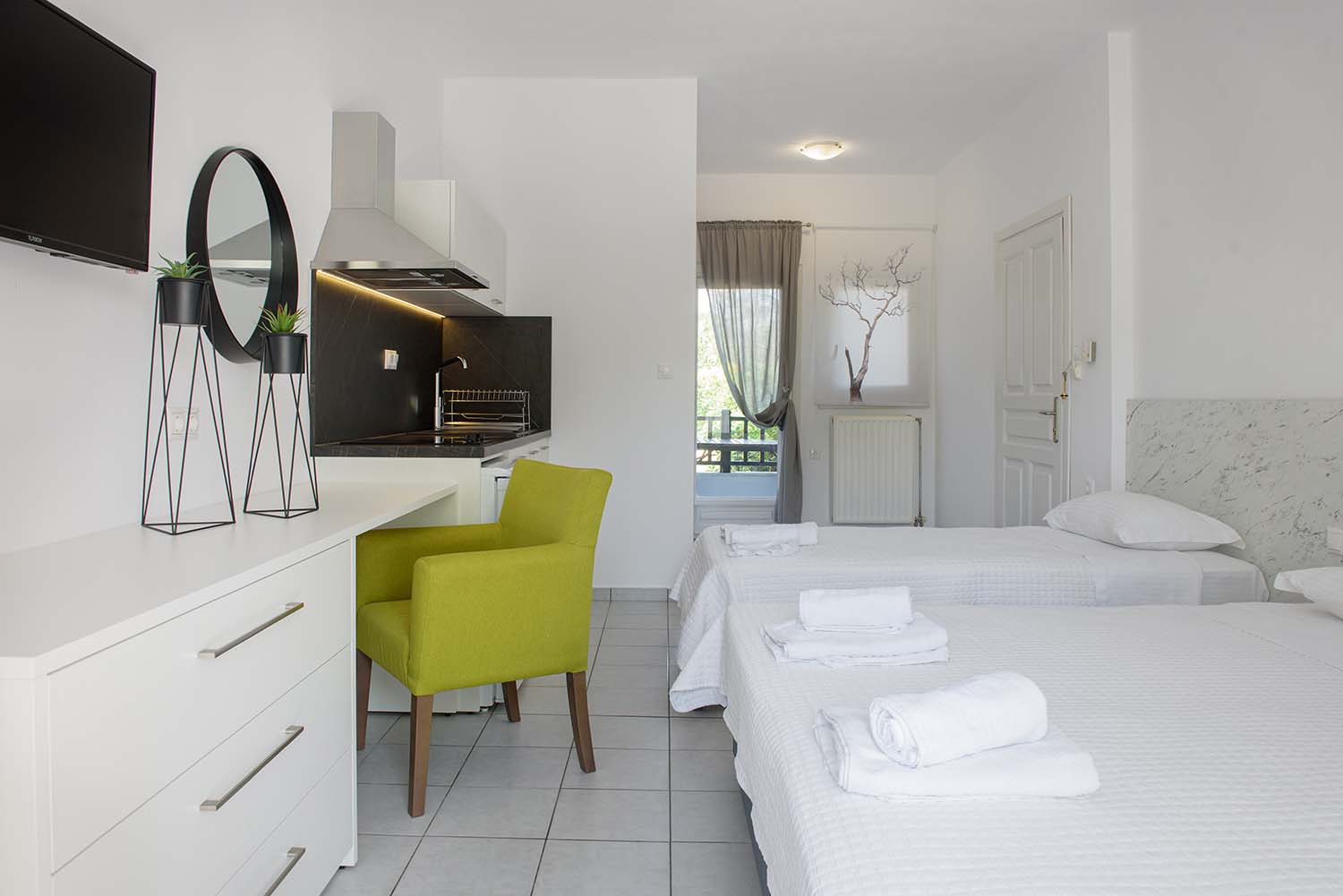 Τετράκλινο δωμάτιο στο Hotel Papanikolaou στην Ιερισσό.
